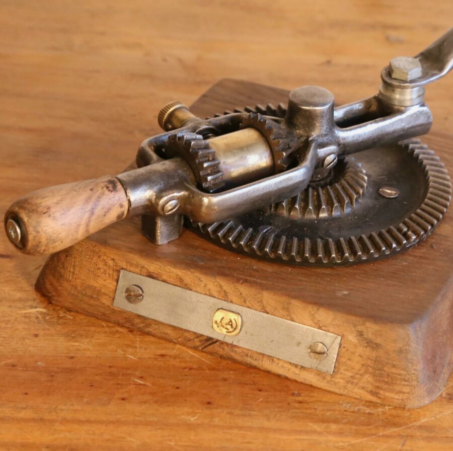 Lampe de bureau articulée artisanale en métal – Image 3