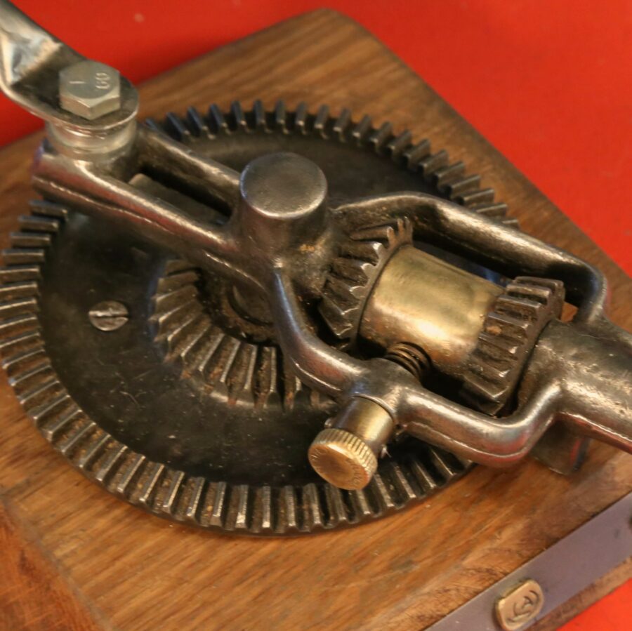 Lampe de bureau articulée artisanale en métal – Image 4