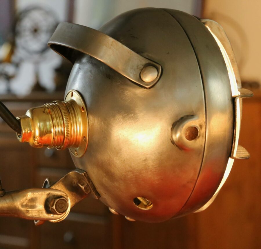 Lampe de bureau articulée artisanale en métal – Image 5