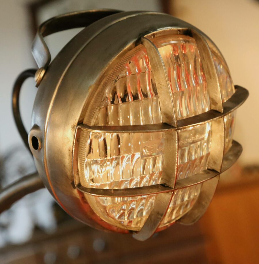 Lampe de bureau articulée artisanale en métal – Image 6