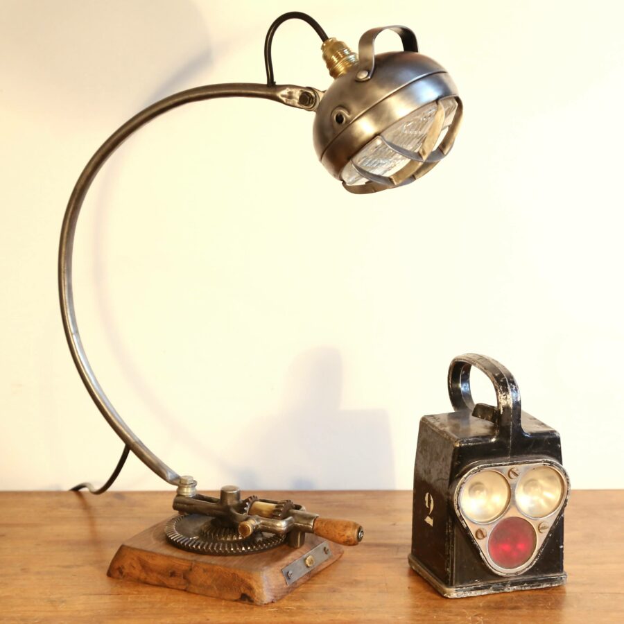 Lampe de bureau articulée artisanale en métal