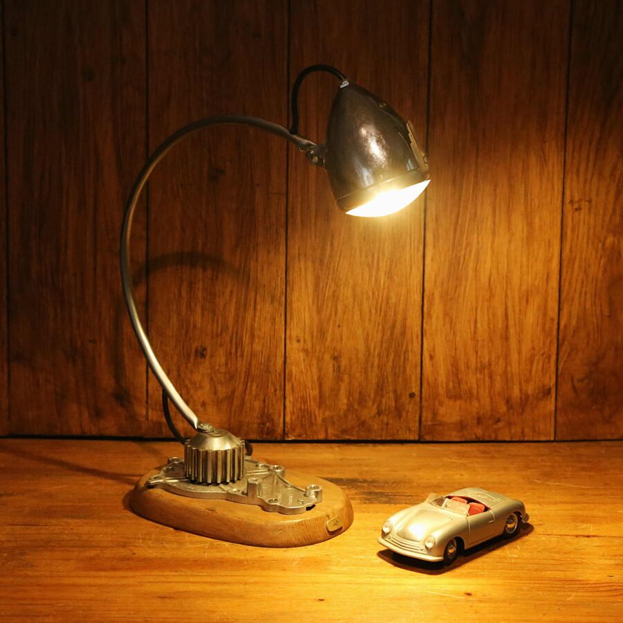 Lampe de créateur phare de vélo vintage et pièce de moteur