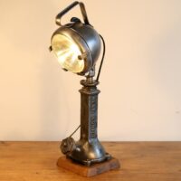 Lampe métal à poser métier garagiste phare et cric.