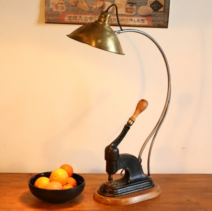 Lampe de métier à partir d'une ancienne presse en métal de bourrelier et de cordonnier