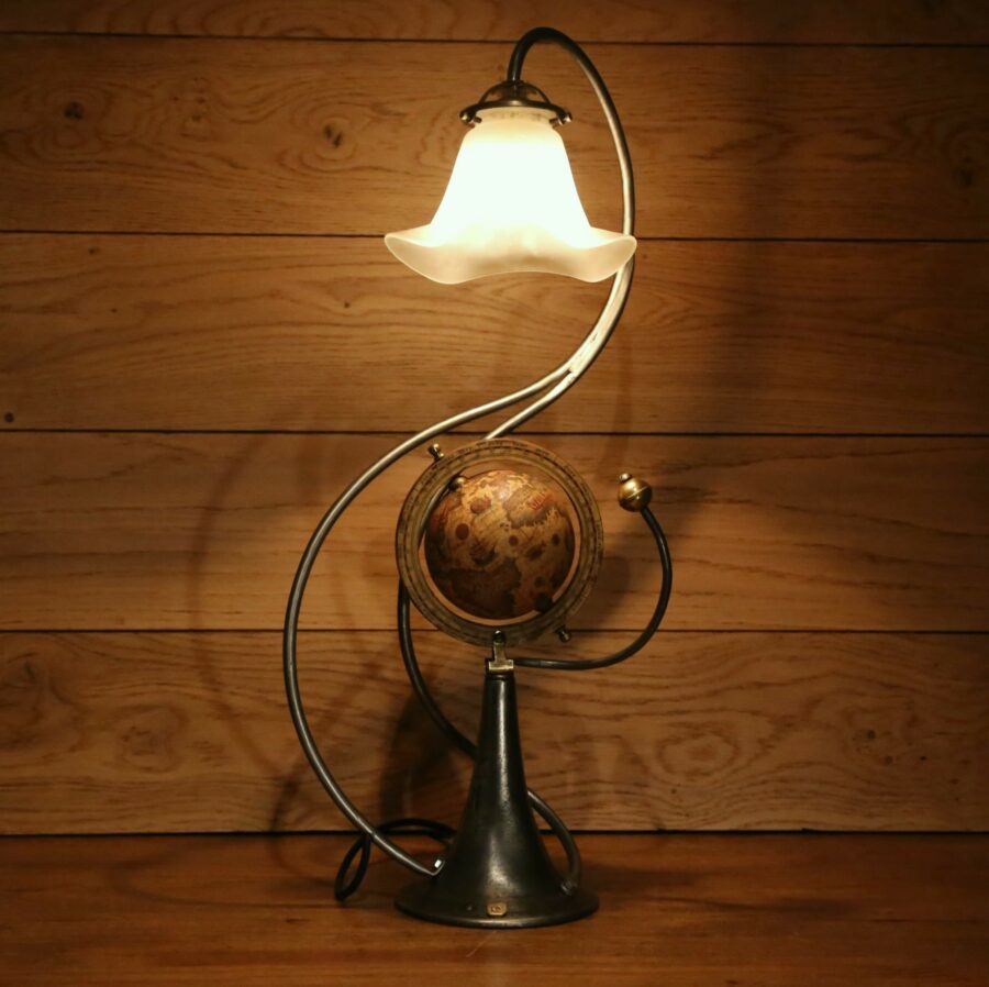 Lampe Jules Verne globe terrestre esprit Steampunk et Art Déco