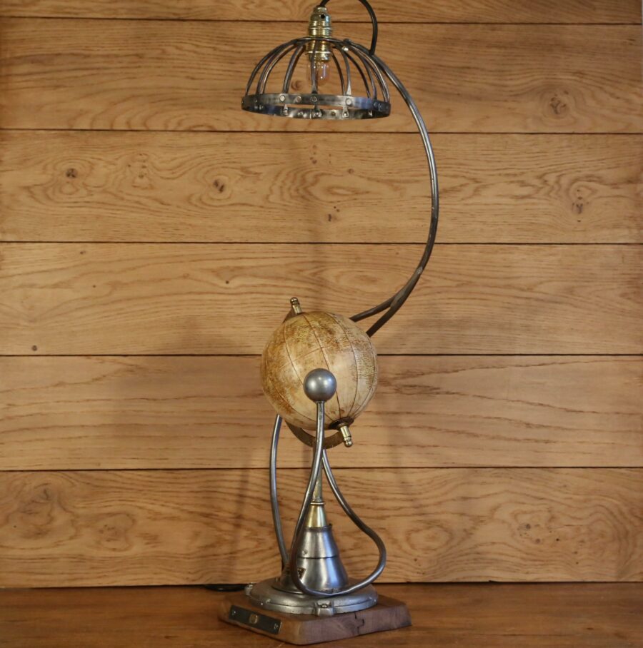 Lampe Jules Verne globe terrestre esprit cabinet de curiosités.