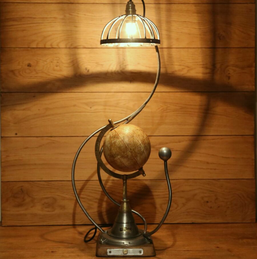 Lampe Jules Verne globe terrestre esprit cabinet de curiosités.