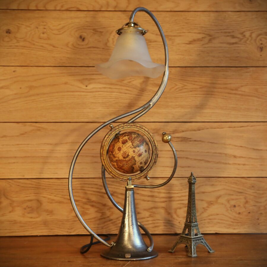 Lampe Jules Verne globe terrestre esprit Steampunk et Art Déco