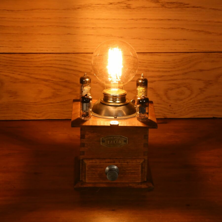 Lampe récup détournement moulin à café vintage en bois et métal