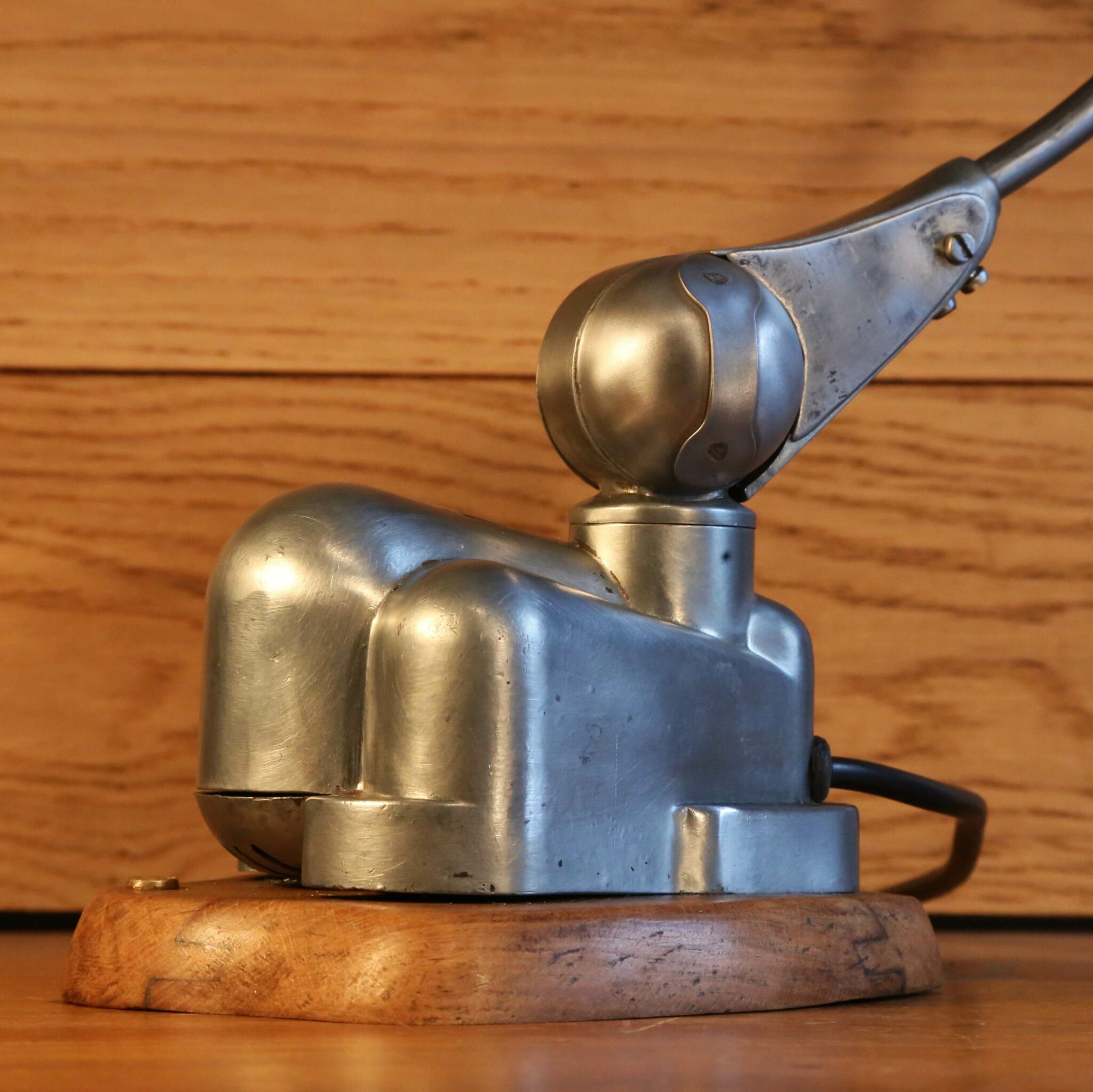 Lampe art récup avec phare de moto et vilebrequin anciens