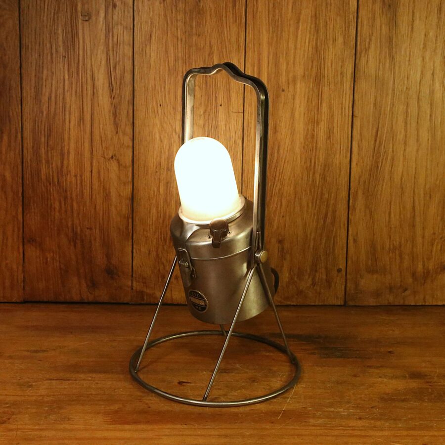 Lampe portative vintage de camping en métal