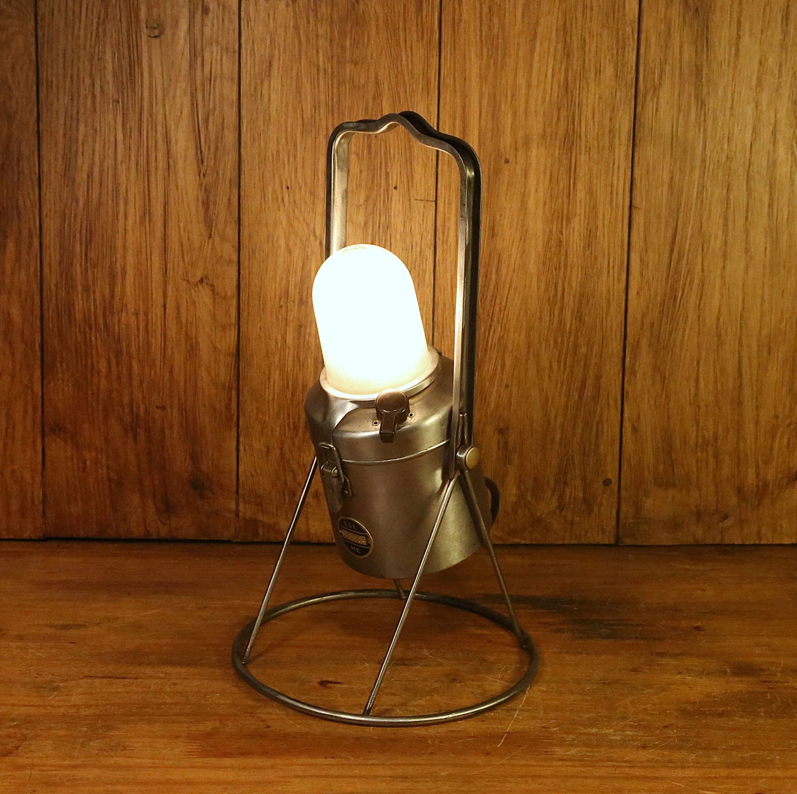 Lampe portative vintage de camping en métal