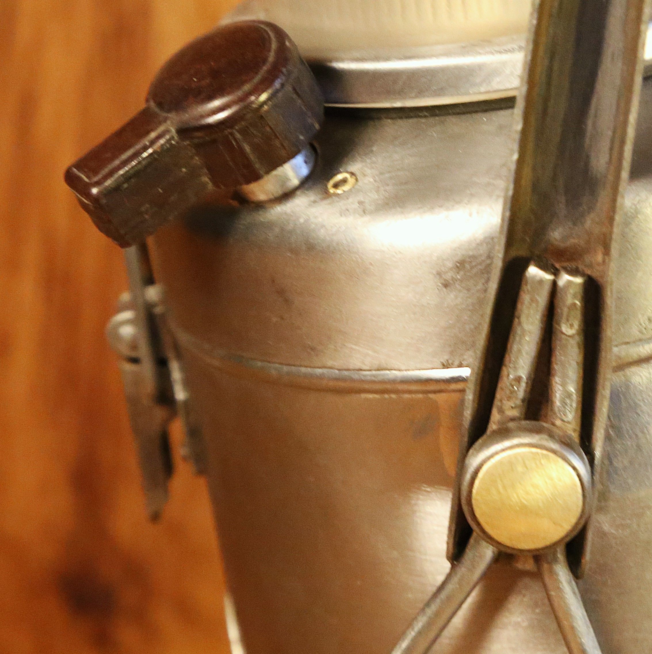 Lampe portative vintage de camping en métal – Image 3