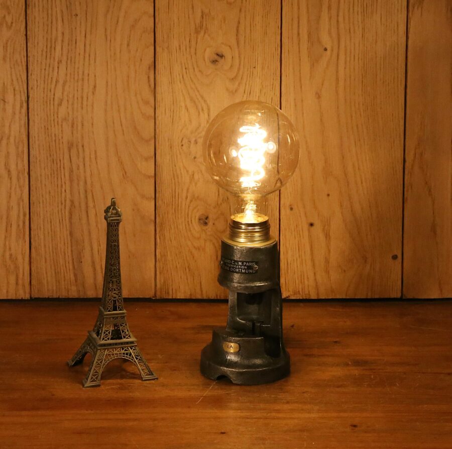 Lampe récup ancien outil d'atelier industriel