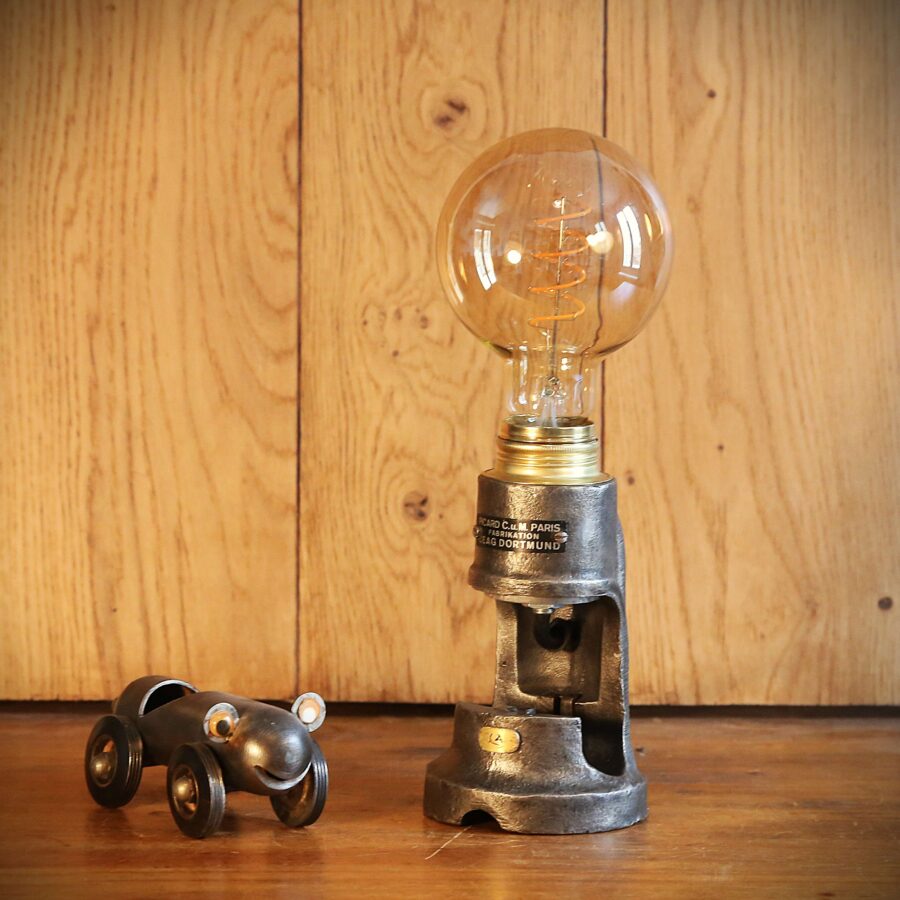 Lampe récup ancien outil d'atelier industriel