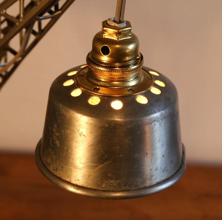 Lampe récup jouet vintage grue métal – Image 4