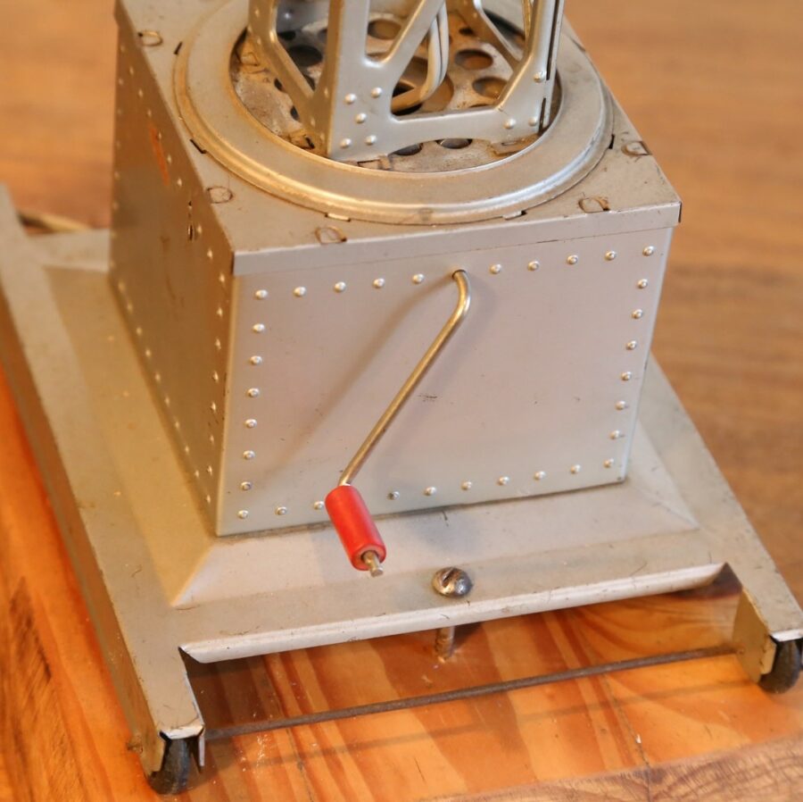Lampe récup jouet vintage grue métal – Image 5