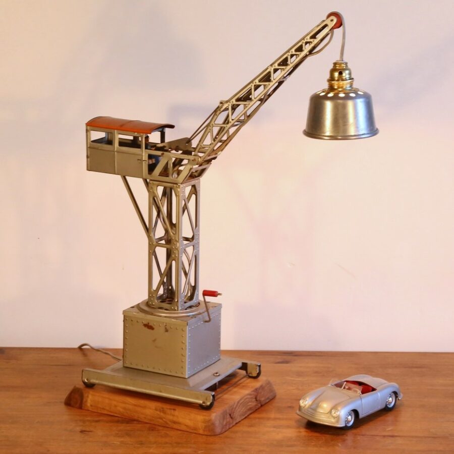 Lampe récup jouet grue vintage en métal.