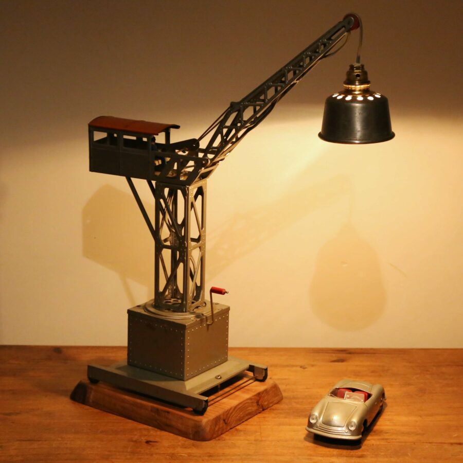 Lampe récup jouet vintage grue métal – Image 2