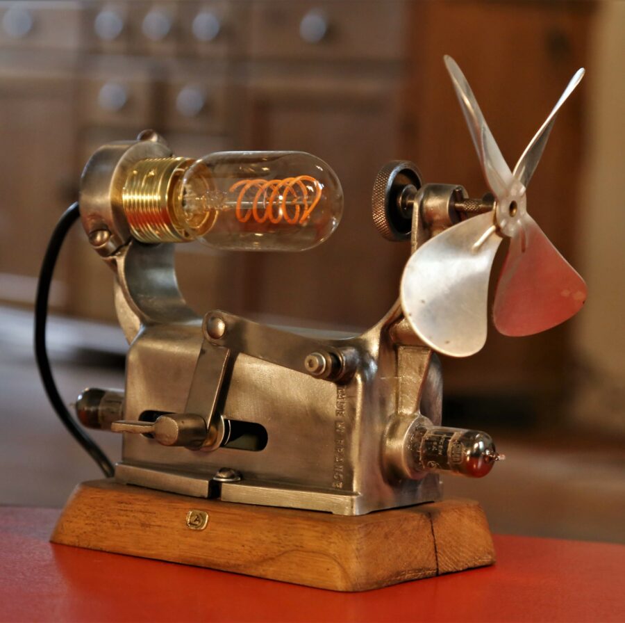 Lampe récup métal locomotive à hélice