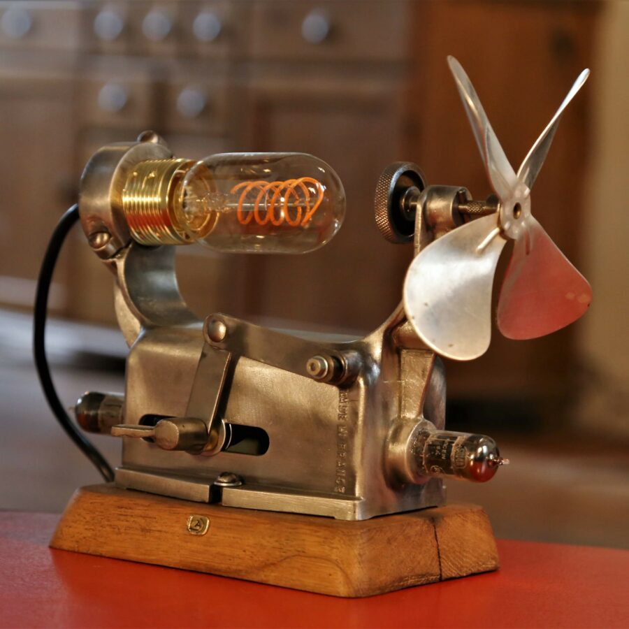 Lampe récup métal locomotive à hélice