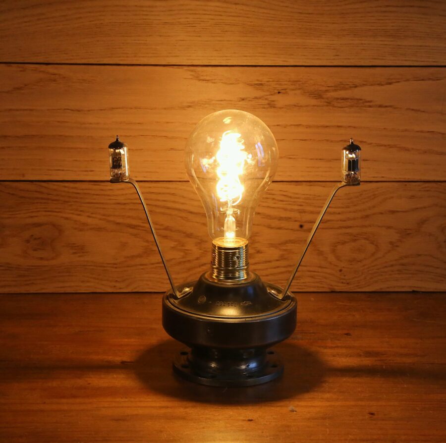 Lampe récup métal déco industrielle moyeu locomotive