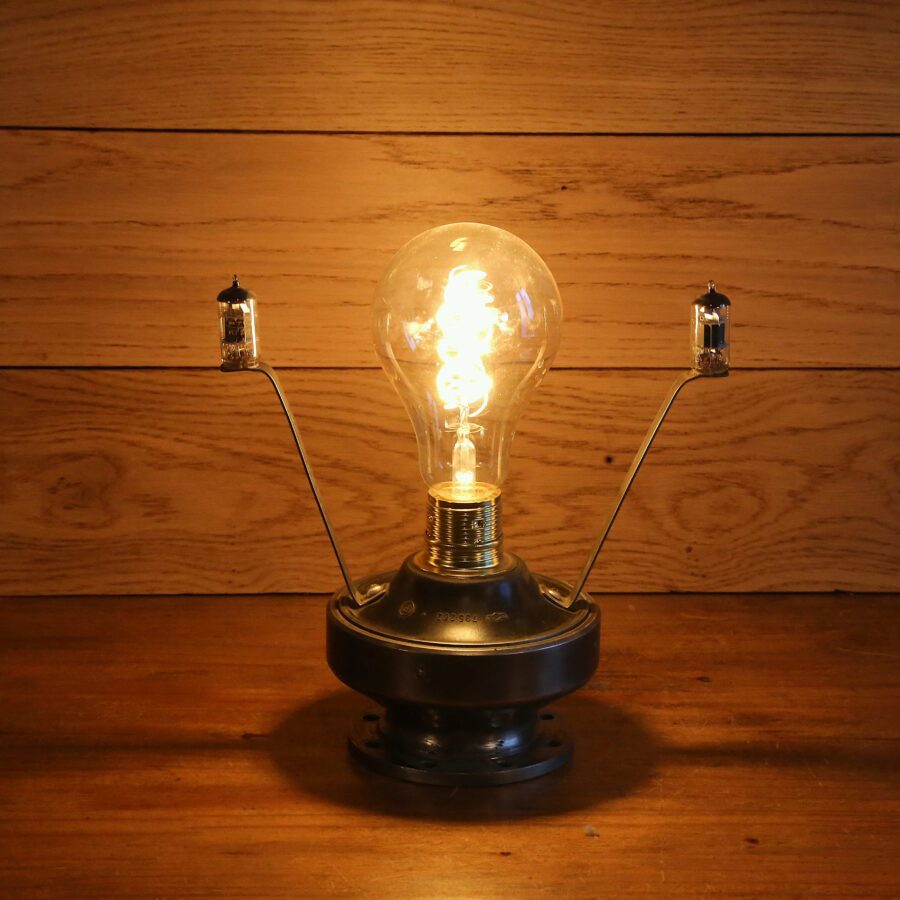 Lampe récup métal déco industrielle moyeu locomotive