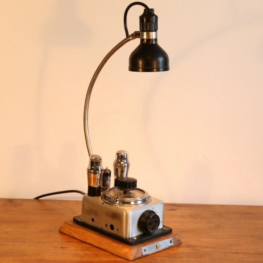 Lampe à poser récup minuteur vintage en bakélite et métal.