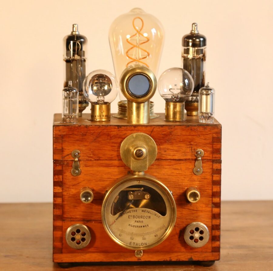 Lampe unique Steampunk bois et lampes tube radio TSF et amplis.