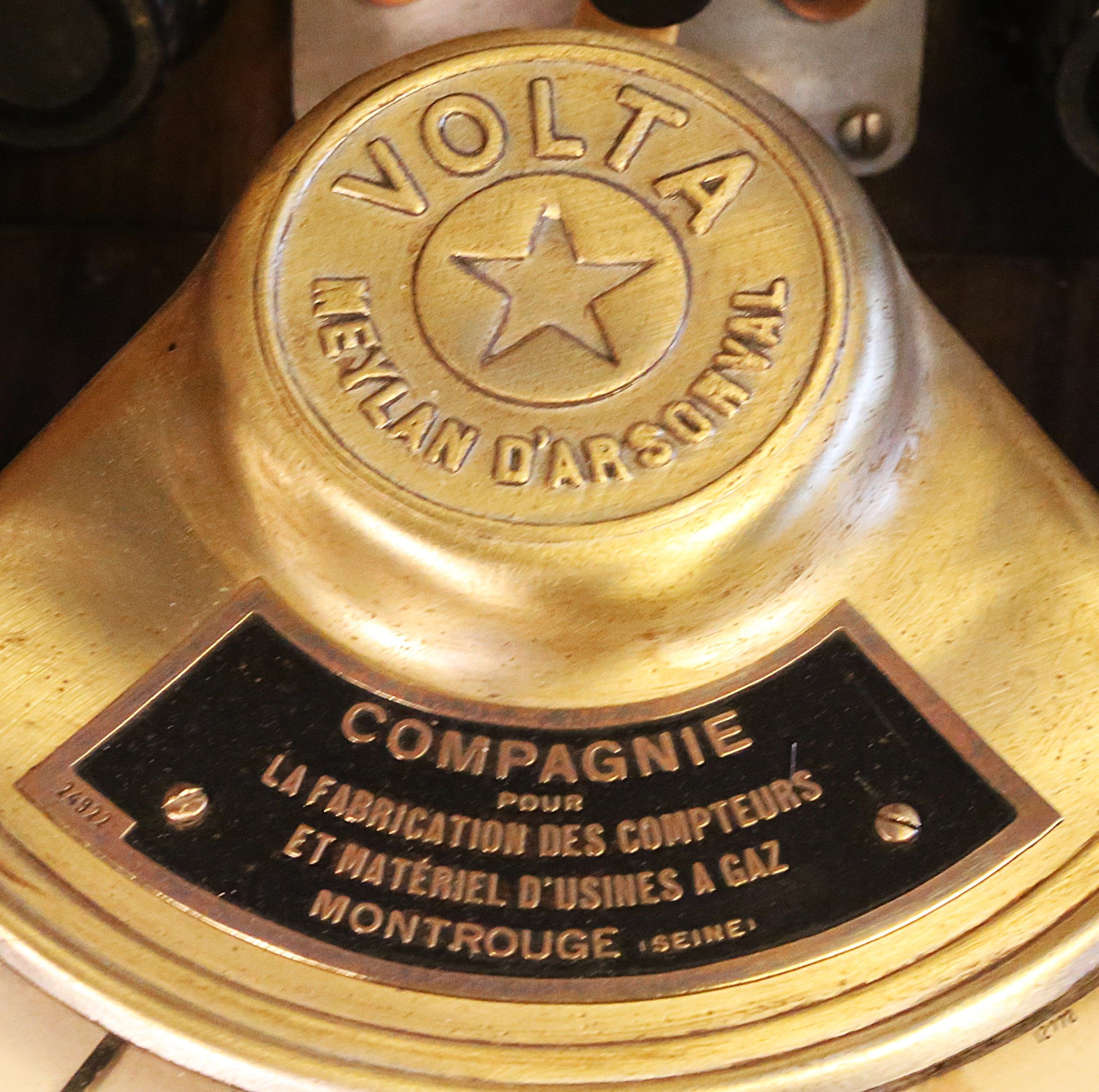 Lampe Steampunk création bois et laiton – Image 3