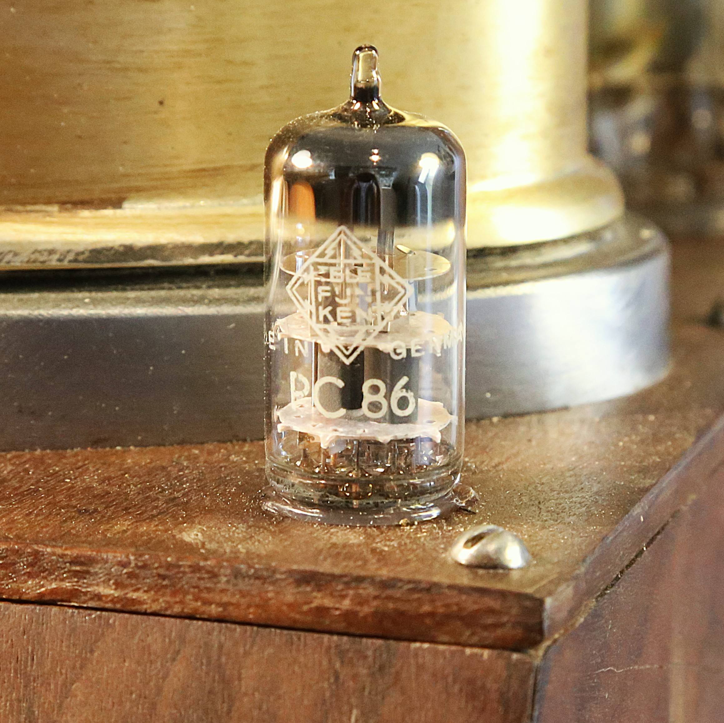 Lampe Steampunk création bois et laiton – Image 7