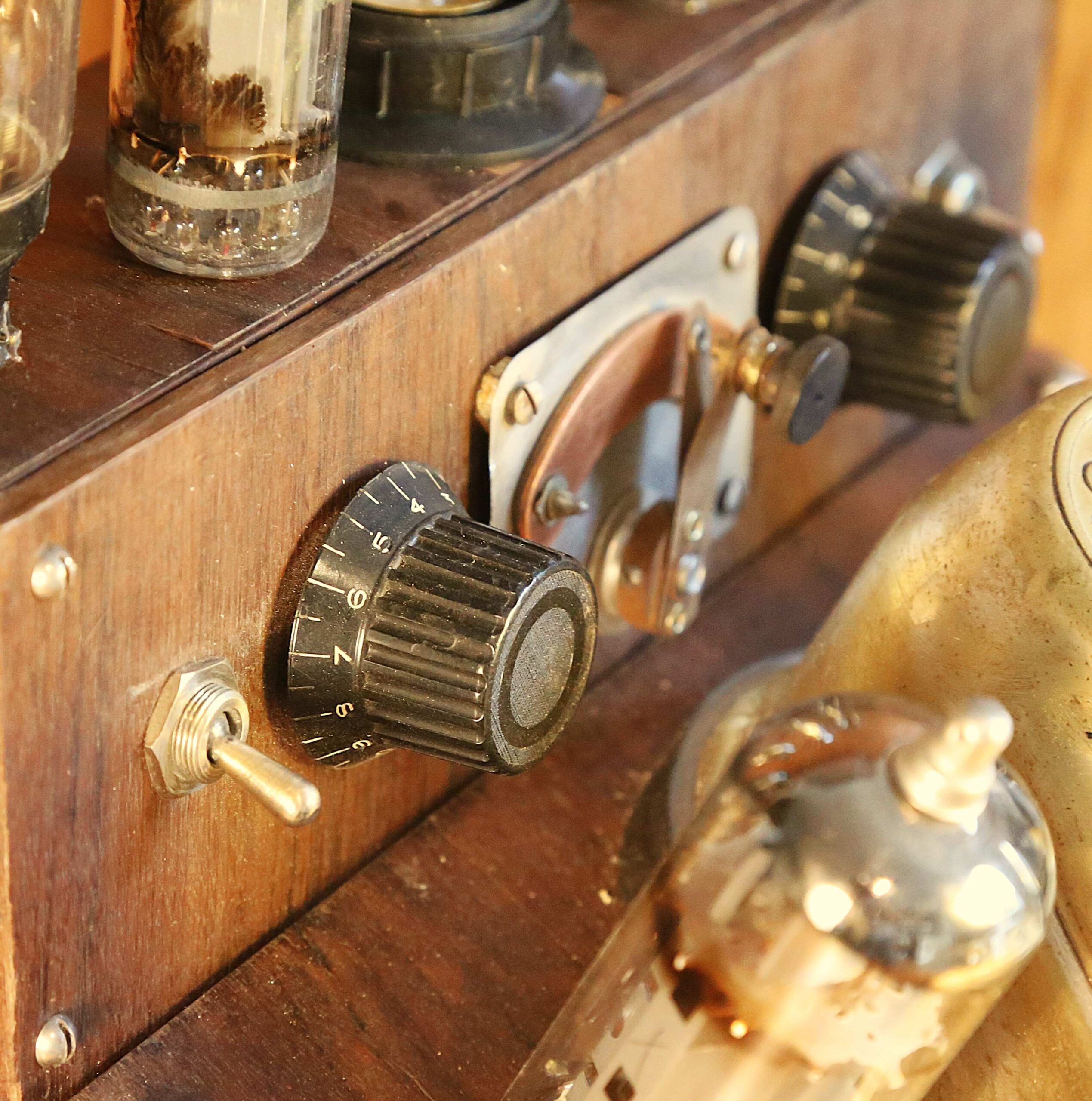 Lampe Steampunk création bois et laiton – Image 8