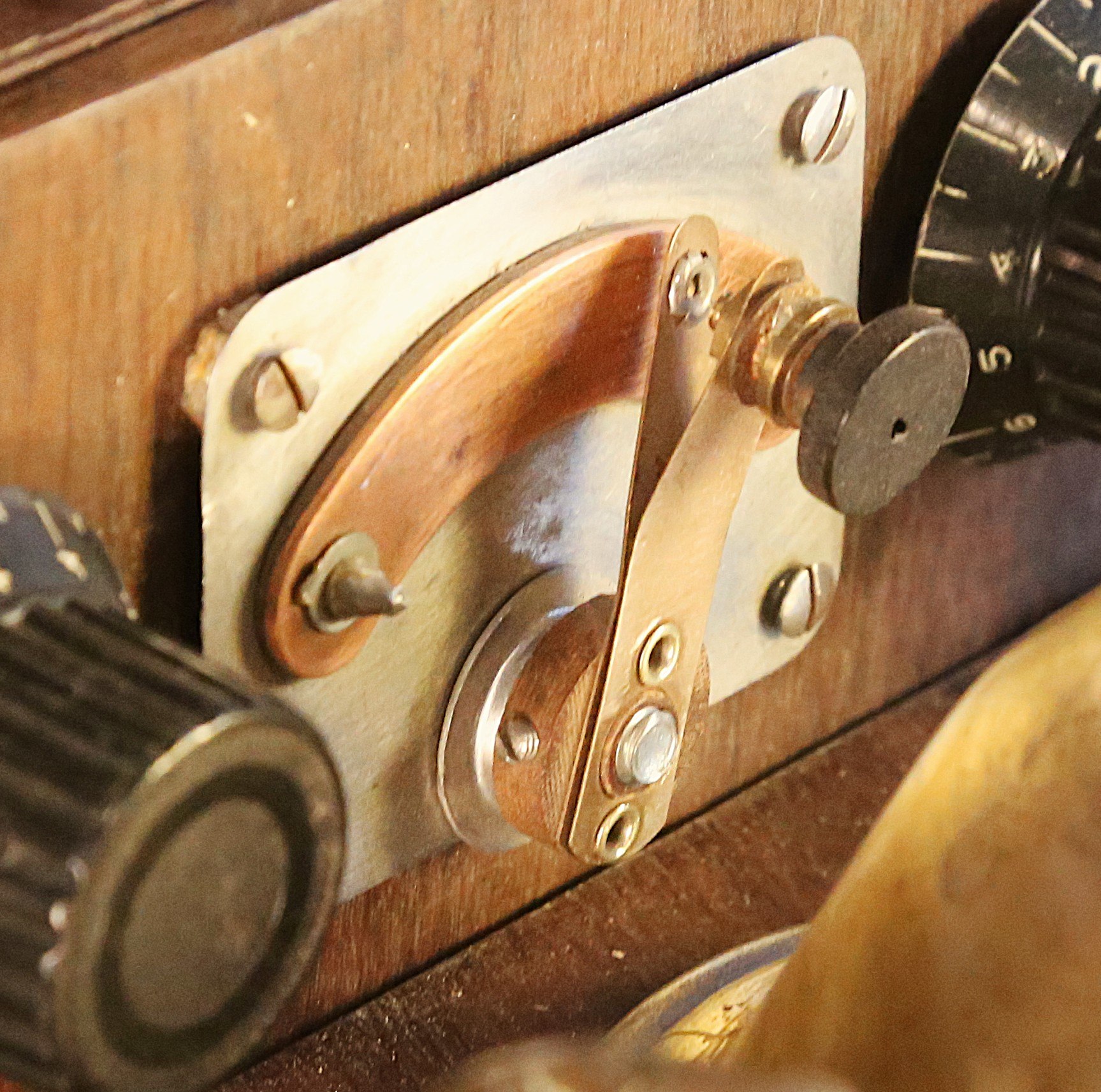 Lampe Steampunk création bois et laiton – Image 9