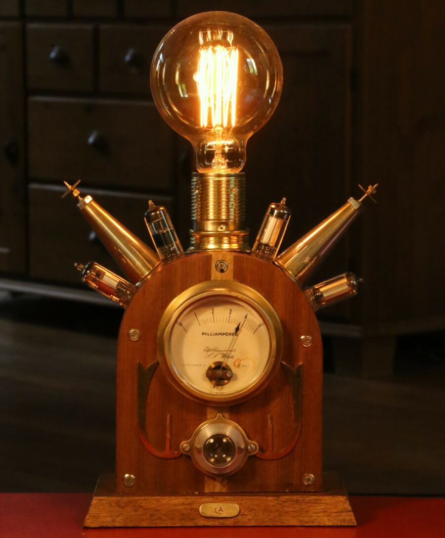 Lampe Steampunk création bois et laiton