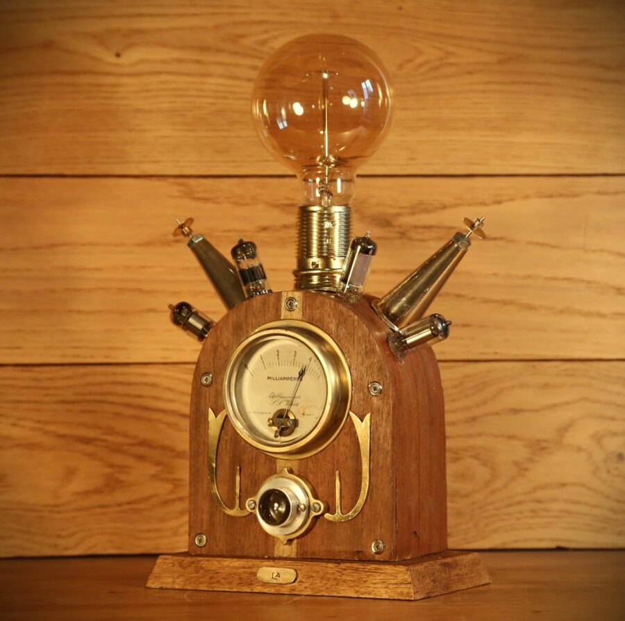 Lampe Steampunk création bois et laiton