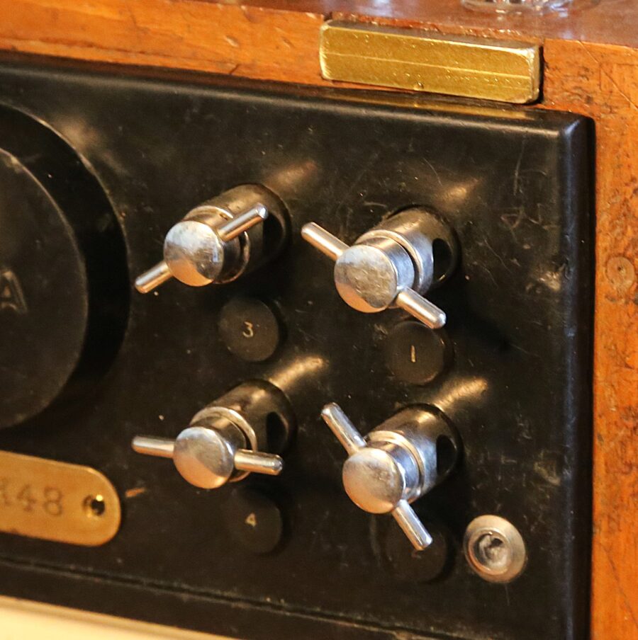 Lampe Steampunk instrument scientifique bois – Image 10