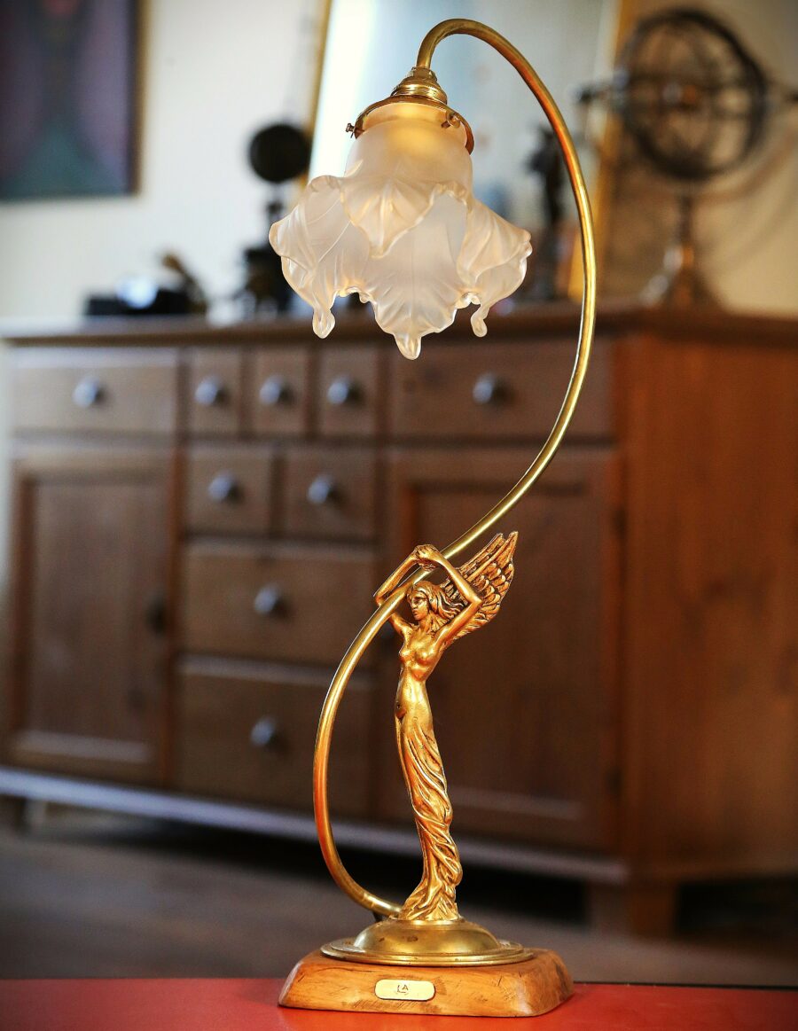 Lampe style Art Nouveau statue de femme en bronze
