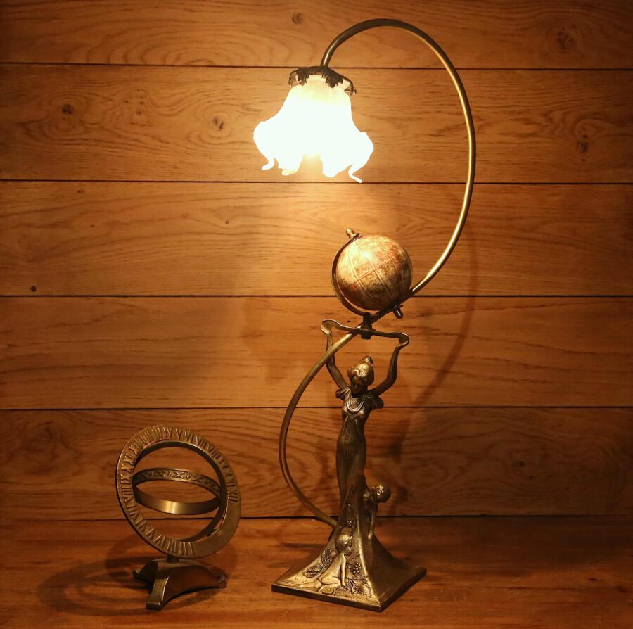 Lampe style Art Nouveau statue en bronze et globe terrestre