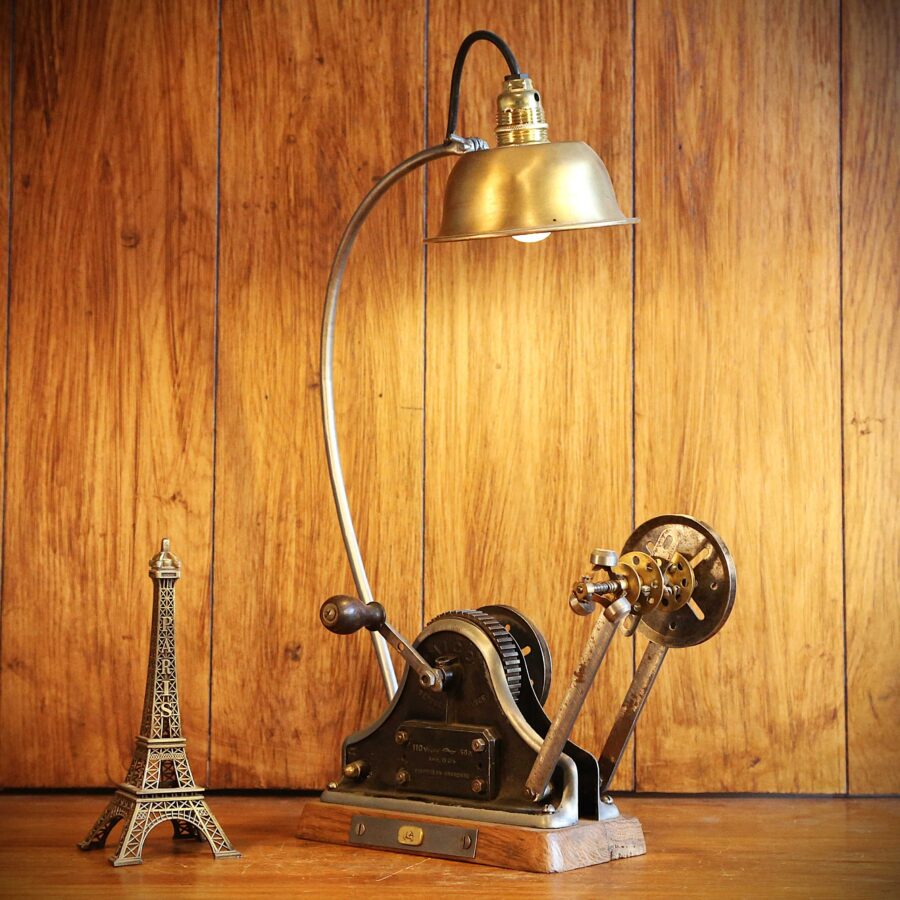 Lampe unique ancien outil atelier métal