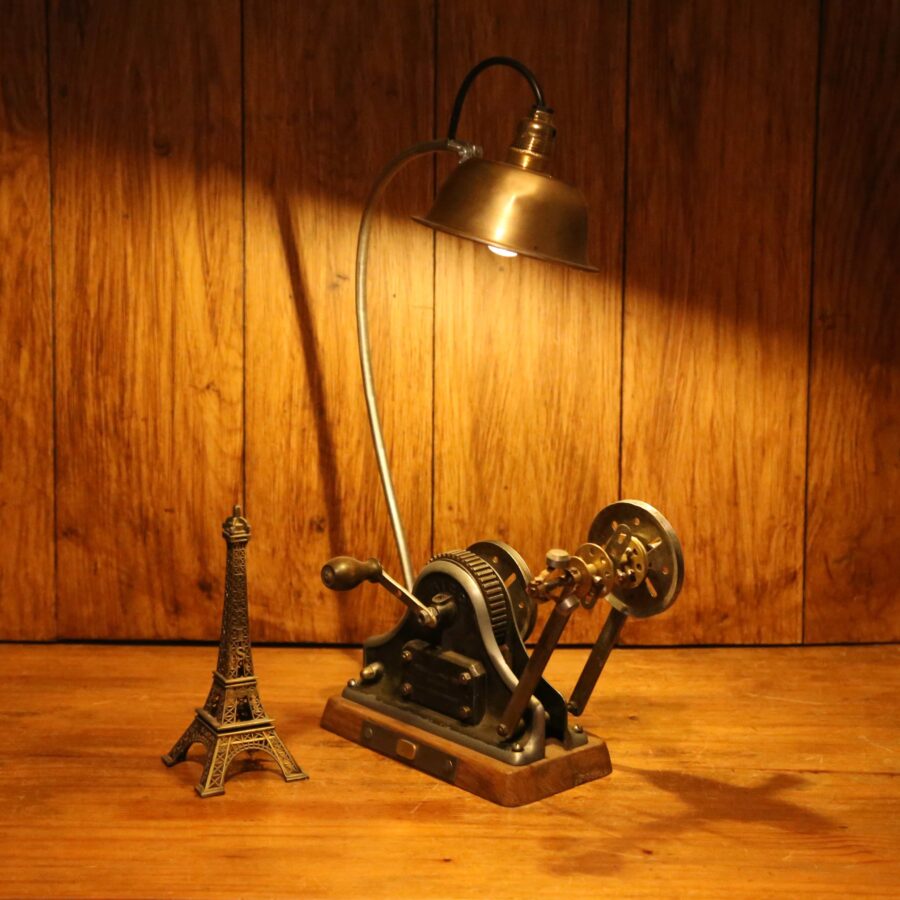 Lampe unique ancien outil atelier métal