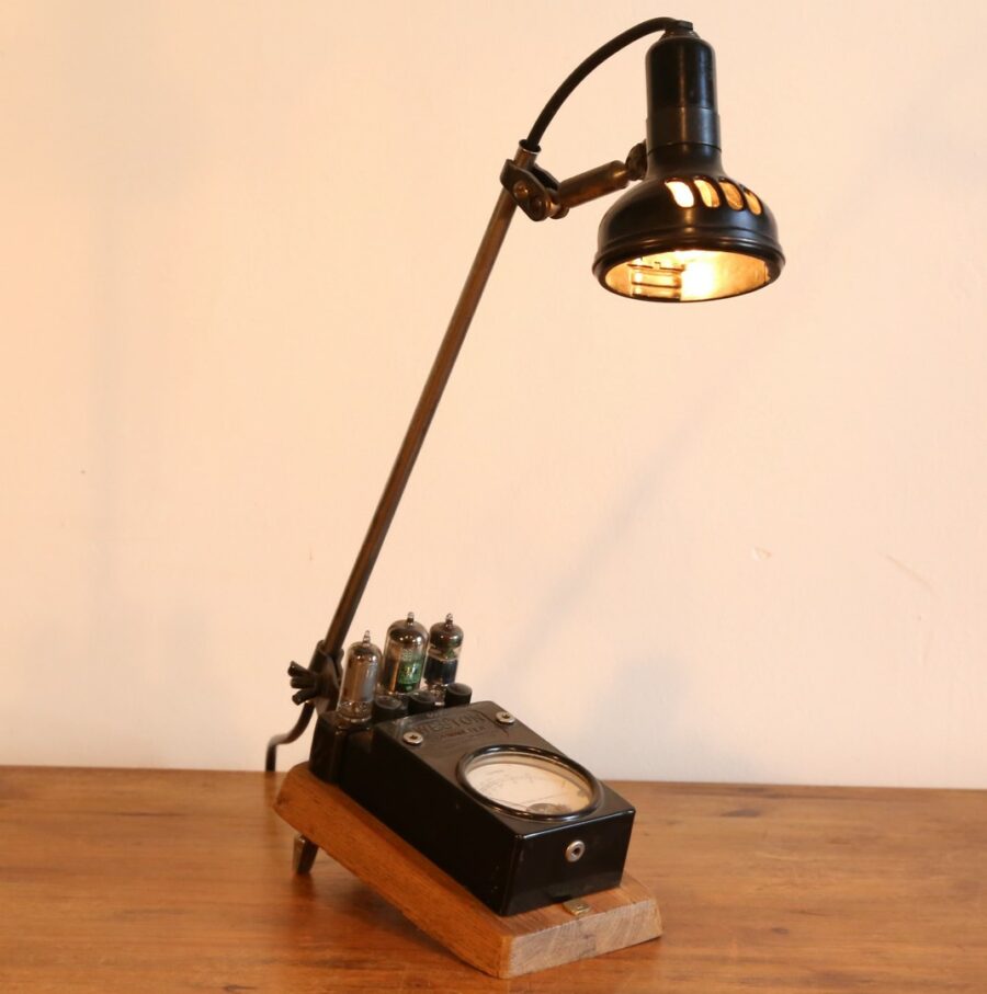 Lampe de métier électricien ohmmètre en bakélite et abat jour machine à coudre Singer