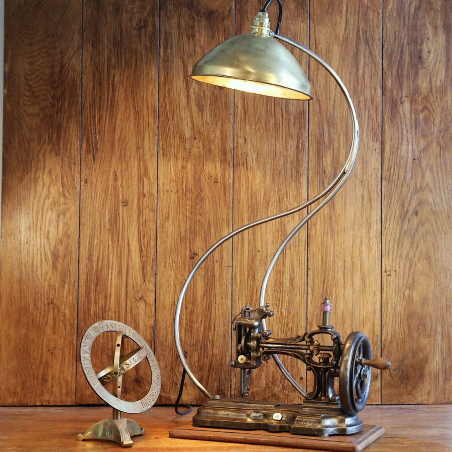 Lampe unique machine à coudre vintage métal