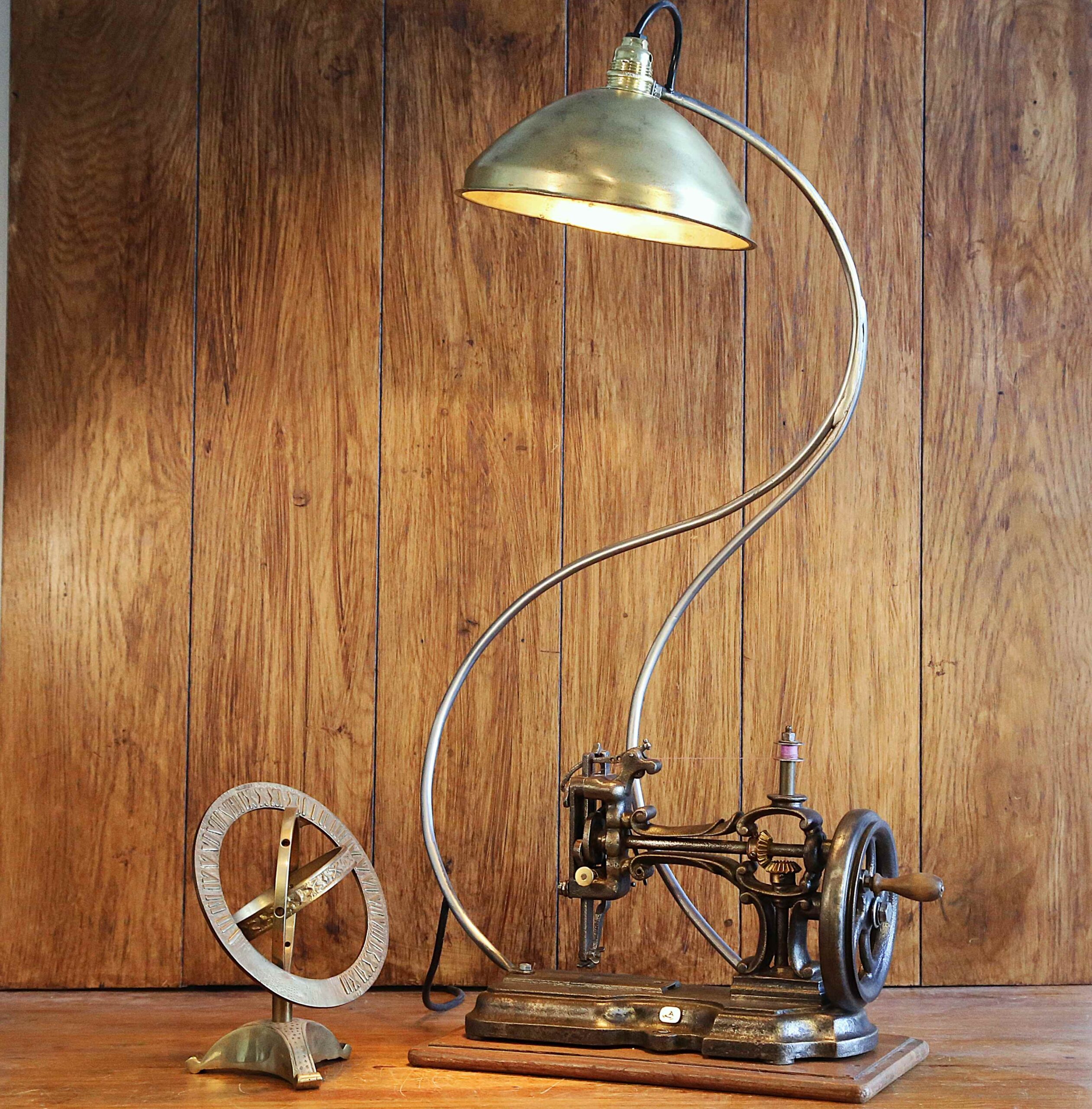 Lampe unique machine à coudre vintage métal