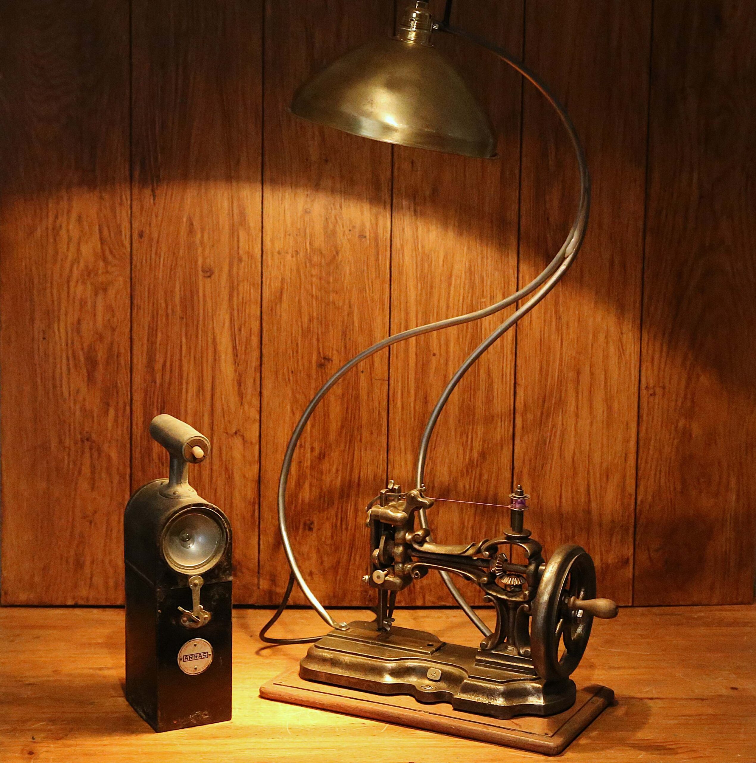 Lampe unique machine à coudre vintage métal