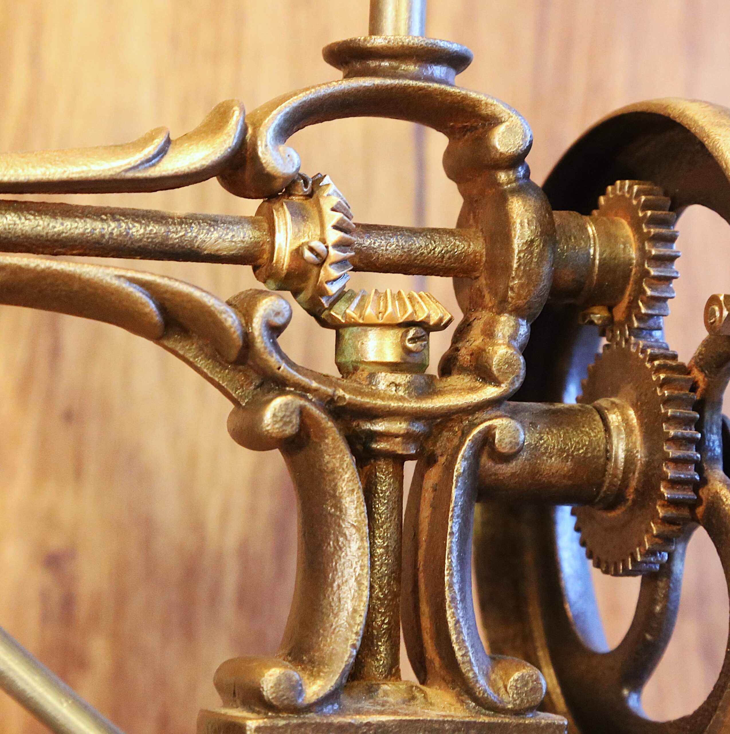 Lampe unique machine à coudre vintage métal – Image 3