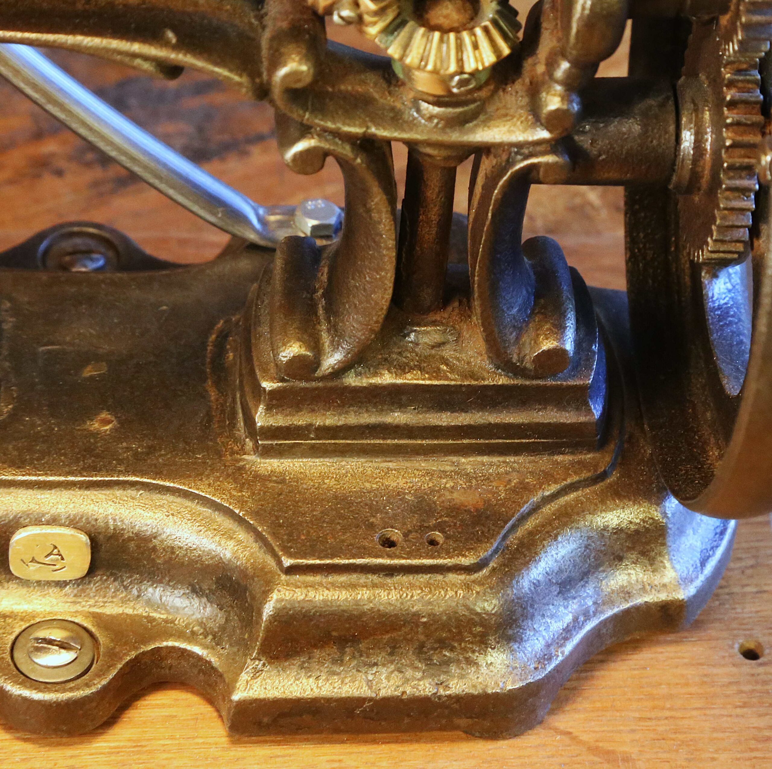 Lampe unique machine à coudre vintage métal – Image 10