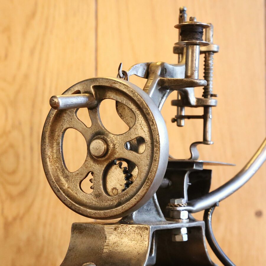 Lampe unique machine à coudre vintage métal – Image 3