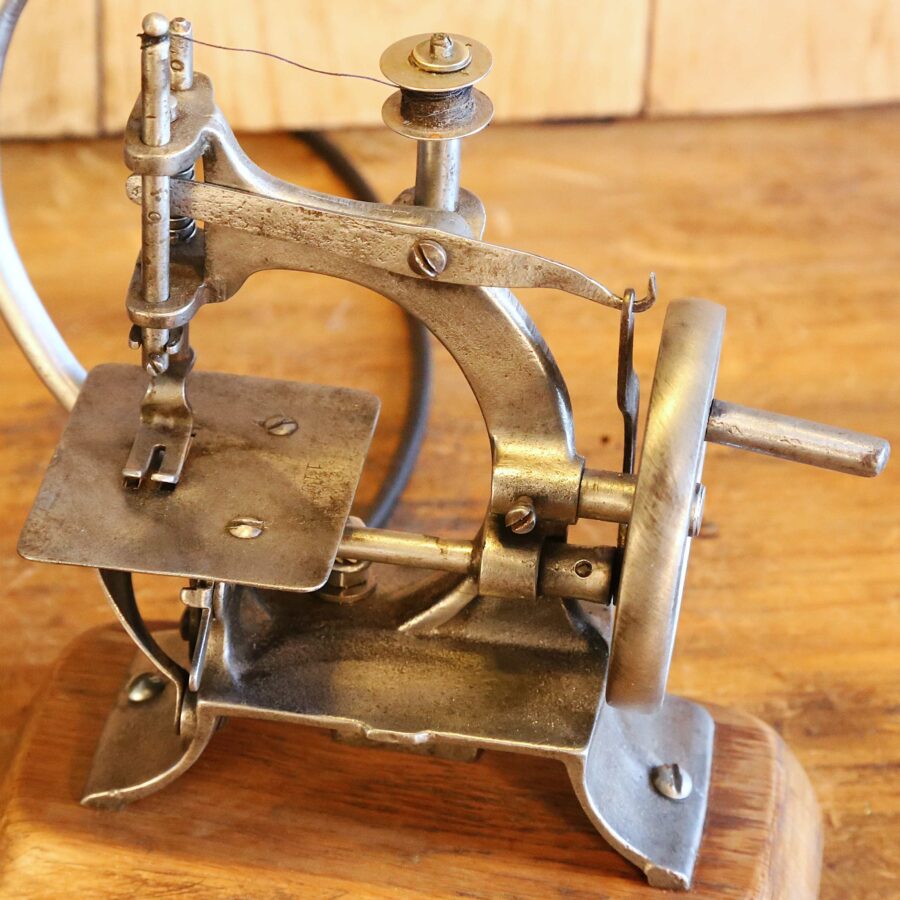 Lampe unique machine à coudre vintage métal – Image 6