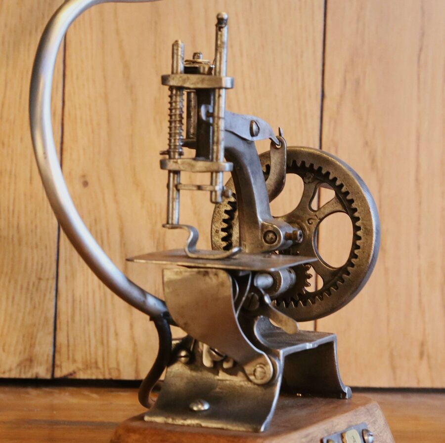 Lampe unique machine à coudre vintage métal – Image 9