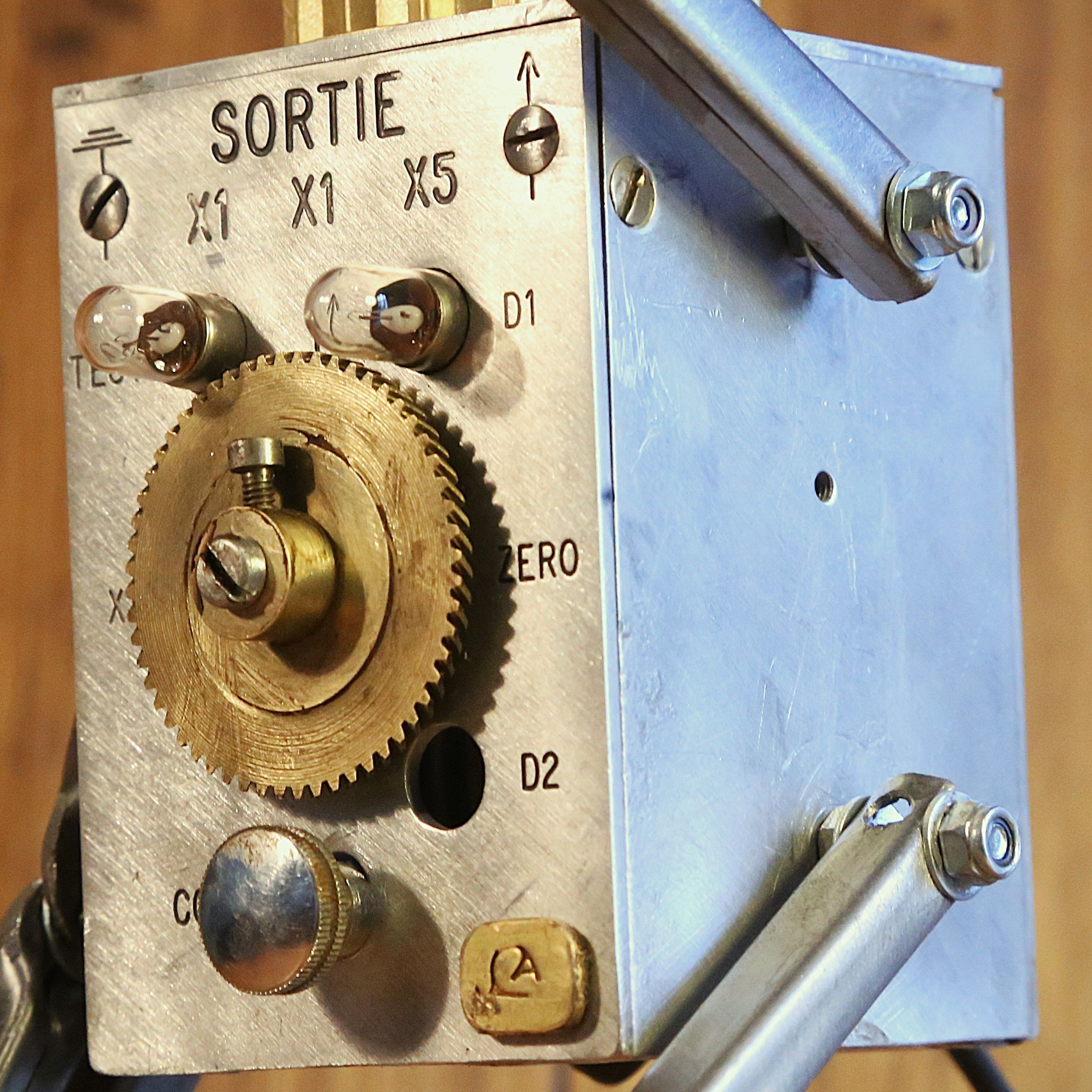 Lampe unique robot articulé en métal – Image 4